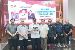 PWI pusat anugerahi Gubernur Kalsel H Muhidin pena emas pada puncak HPN 2025 di Banjarbaru