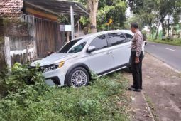 Polres Kediri menangani kecelakaan mobil tabrak ibu dan balita