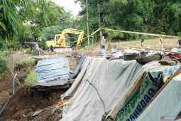 Perbaikan jalan longsor di jalur Selingkar Wilis Tulungagung