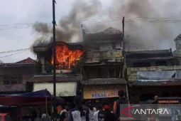 Kebakaran hebat di toko mebel Ciranjang, api berkobar 3 jam