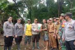 Polisi bersama warga tanam jagung di Bekasi untuk ketahanan pangan