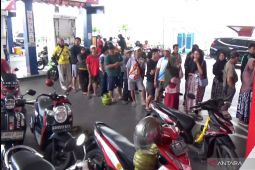 Warga rela antre di SPBU Fatmawati Jakarta untuk dapatkan elpiji 3 kg