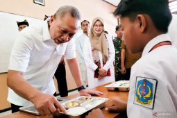Menko Zulhas tinjau MBG perdana di SMPN 2 Rogojampi Banyuwangi