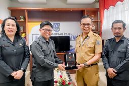 Pemkab HSS terima penghargaan Bawaslu atas dukungan Pilkada 2024