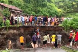 Akses jalan dan jembatan di Bima terputus akibat banjir bandang dan longsor