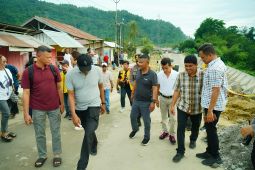 Gubernur Sulteng tinjau penanganan jalan Trans Sulawesi putus di Poso