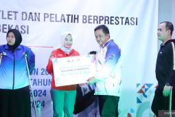 Pemkab Bekasi salurkan bonus atlet dan pelatih berprestasi