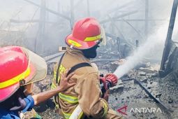 BPBD Aceh Barat kerahkan tiga unit damkar padamkan kebakaran rumah warga