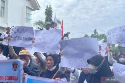 Ribuan honorer R2-R3 Kota Kendari unjuk rasa tuntut PPPK penuh waktu