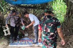 Petugas gabungan gerebek kampung narkoba di Desa Teluk
