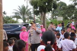 Kapolres Langkat berikan peralatan sekolah dan paket makanan ke SD 056427 Adian Tengah