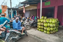 Warga Karawang 'serbu' pangkalan elpiji 3 kilogram bersubsidi karena kekosongan stok