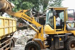 11 truk dan 2 alat berat tangani sampah TPS Pujasera Subang