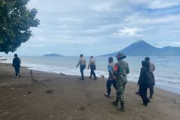Tim SAR gabungan mencari wartawan hilang di pesisir Pantai Oba