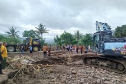 Sejumlah alat berat dikerahkan bersihkan sisa banjir dan longsor di Bima