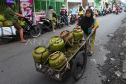 Warga mengantre untuk membeli gas elpiji 3 kilogram di salah satu pangkalan
