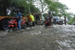 Jalan Raya Pantura Situbondo macet akibat banjir
