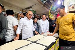 Zulkifli Hasan dan Mendag tinjau stok serta harga pangan di Pasar Klender jelang Ramadhan