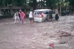 Banjir di jalur pantura Situbondo, tutupi akses jalan