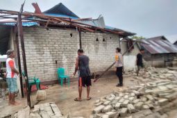 Polres Tanimbar  bantu evakuasi reruntuhan rumah roboh akibat angin