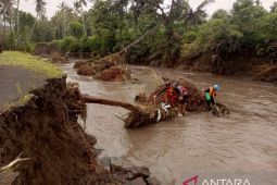 Cuaca buruk, Pencarian lima korban banjir di Bima kembali dihentikan