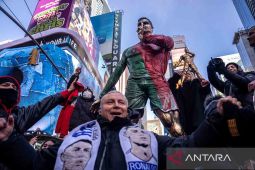 Siu! Patung raksasa Ronaldo resmi diresmikan di jantung New York