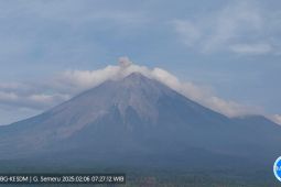 Semeru erupsi dengan letusan 400 meter di atas puncak