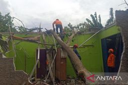Angin kencang merusak rumah warga di Kabupaten Bekasi
