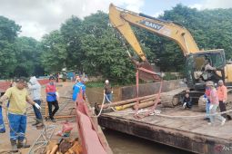 Panitia Cap Go Meh buat jembatan  ponton untuk akses ke Pulau Kemaro