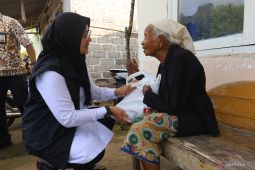 Warga pra-sejahtera dapat bantuan sembako lewat Banyuwangi Berbagi