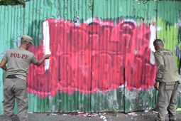 Satpol PP Surabaya cat ulang vandalisme tulisan "Adili Jokowi"