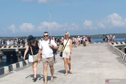 Kemenpar dan Pemda memantau pembangunan lift kaca di Nusa Penida