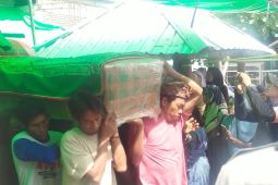 Jenazah Juliani korban banjir Bima disambut tangisan keluarga beserta ratusan warga