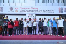 Wamendikdasmen senam sehat bersama anak-anak Papua di Sorong