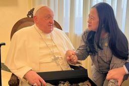 Paus Fransiskus dirawat di RS karena pneumonia