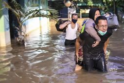 Ratusan warga mengungsi di mushalla dan rusunawa terdekat akibat banjir di Jakarta