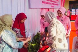 RS Bhayangkara Palembang gelar bakti  kesehatan periksa matasiswa SD