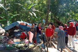 Tagana Lebak bangun rumah warga Bayah terdampak angin kencang
