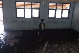 Ruangan dan halaman SMPN 2 Ambalawi Bima terdampak banjir