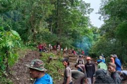BPBD bersama TNI/Polri Situbondo gotong royong bersihkan material longsor
