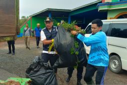 Wali Kota Aditya bersama ASN gotong royong bersihkan kawasan terdampak banjir