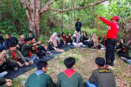 Basarnas Natuna ajarkan mahasiswa pencinta alam materi Survival