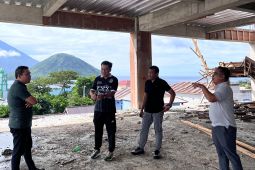 Kakanwil Kemenkum Malut   tinjau pekerjaan konstruksi renovasi gedung baru