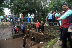 Mensos pimpin kerja bakti dan serahkan bantuan di Ciomas