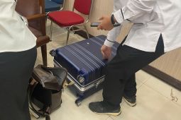 KPK bawa koper biru berisi bukti penetapan tersangka Sekjen PDIP Hasto Kristiyanto