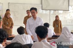 Wapres Gibran RR tinjau implementasi Program MBG di SMAN 10 Surabaya