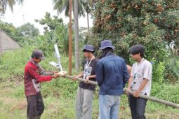 Mahasiswa KKN Unila sukses implementasikan lampu tenaga surya