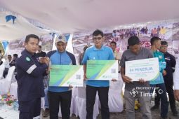 Dirut PT Timah serahkan bantuan BPJS Ketenagakerjaan bagi nelayan Beltim