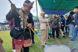 PT Timah bantu Pemdes Penyampak lestarikan "mengijuk" dodol