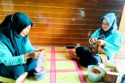 Cerita usaha kerajinan rajut binaan Sentra Industri Bukit Asam dari hobi jadi cuan